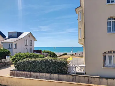 Maison à Jullouville, Maison de ville à 50m de la plage et commerces, 2 chambres, cour mitoyenne - L832442