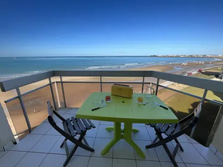 Appartement à Saint Gilles Croix de Vie, Superbe T2 face mer à St Gilles avec Wifi, parking privé et accès direct à la plage - L886761