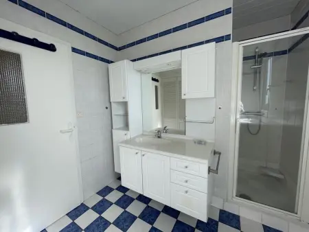 Appartement rénové avec tennis privé, parking et vue mer - Photo 17