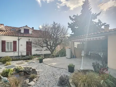 Charmant F2 avec terrasse près du centre et des thermes, animaux acceptés, options de services disponibles - Photo 1