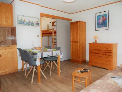 Appartement à Les Menuires, Studio cabine 4 pers aux Menuires, ski aux pieds, balcon, parking gratuit, commerces à proximité - L886857