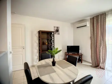 Appartement F2 climatisé avec terrasse, proche centre-ville et thermes, animaux acceptés - Photo 3