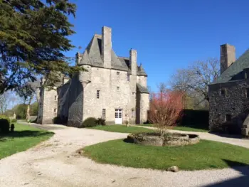 Gite à Bricquebosq,Séjour médiéval de charme : château du XVème avec jardin, cheminée et tout confort moderne FR-1-362-547 N°833224