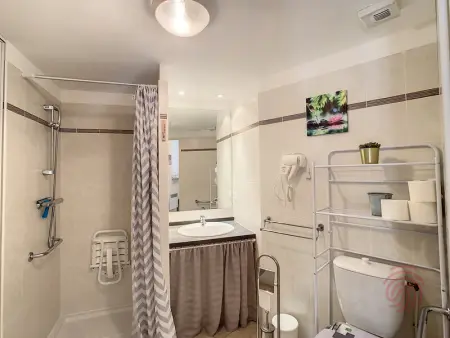 Appartement F2 Climatisé avec Terrasse et Parking à 700m des Thermes de Lamalou Les Bains - Photo 9