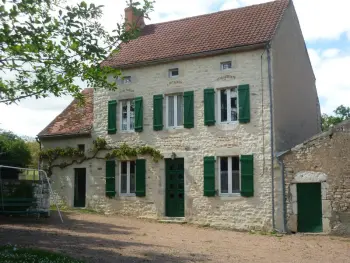 Gite à Ébreuil,Maison de ferme rénovée en pierre avec jardin, cheminée, WIFI, équipements bébé, animaux acceptés FR-1-489-19 N°833243