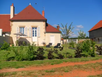 Gite à Châtel de Neuvre,Ancienne ferme rénovée avec jardin, proche Allier, 3 chambres, confort moderne, idéale randonnées! FR-1-489-92 N°833279