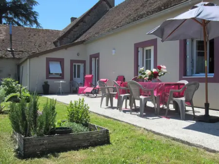 Maison bourbonnaise rénovée avec cour privée et terrasse paisible - Photo 2