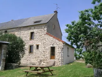 Gite à Nizerolles,Maison en pierre avec jardin, jeux enfants et animaux acceptés FR-1-489-137 N°833304