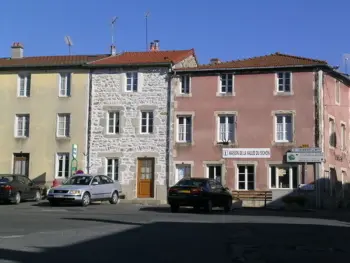 Gite à Ferrières sur Sichon,Maison en pierres rénovée avec patio, proche Vichy, 3 chambres, BBQ, TV, Wifi, animaux bienvenus. FR-1-489-191 N°833330