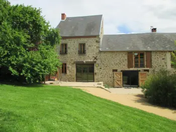 Gite à Marcillat en Combraille,Grande maison en pierres avec jardin clos, proche des stations thermales et des Volcans d'Auvergne FR-1-489-198 N°833333