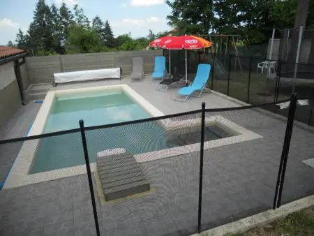 Gîte coquet avec piscine et jeux pour enfants à Saint-Haon-le-Châtel - Photo 12