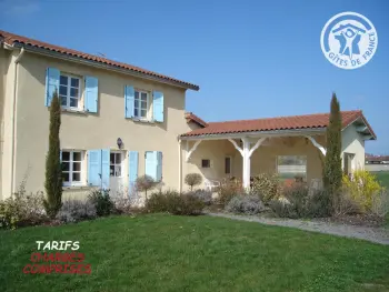 Gite à Chalain le Comtal,Belle maison de campagne avec piscine, 4 chambres, jardin et terrasse près de Montbrison FR-1-496-48 N°833552