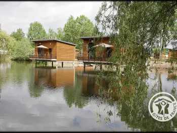 Gite à Veauchette,Chalets confortables en bord d'étang avec terrasse, parc, activités et spa optionnel ! FR-1-496-77 N°833571