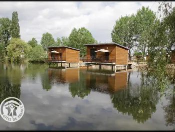 Gite à Veauchette,Chalets confortables en bord d'étang, parfaits pour pêche et nature, avec terrasse et équipements modernes FR-1-496-83 N°833575