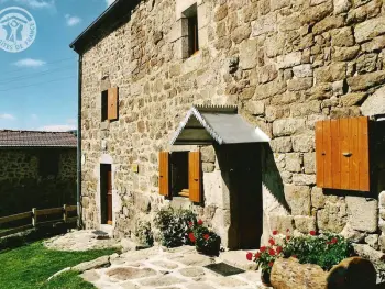 Agriturismo a Burdignes,Gîte Authentique en Campagne avec Cheminée, Wifi, Terrasse et Jardin, Près du Ski et VTT FR-1-496-96 N°833588