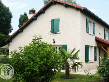 Gite à Renaison,Maison spacieuse et moderne avec jardin privatif, terrasses, cheminée et équipements complets à Renaison FR-1-496-110 N°833606