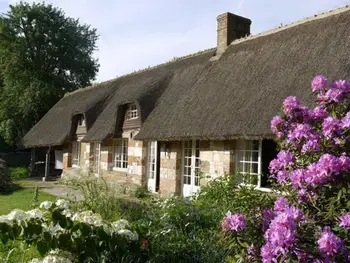 Agriturismo a Saint Antoine la Forêt,Charmante chaumière normande avec jardin, parking privé et poêle à bois, proche de Saint-Antoine-la-Forêt FR-1-441-570 N°833661