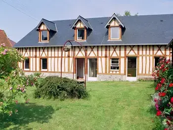 Gite à Saint Valery en Caux,Maison rénovée avec jardin clos, à 1 km de la mer, proche commodités, 4 chambres, cheminée, BBQ. FR-1-441-593 N°833677