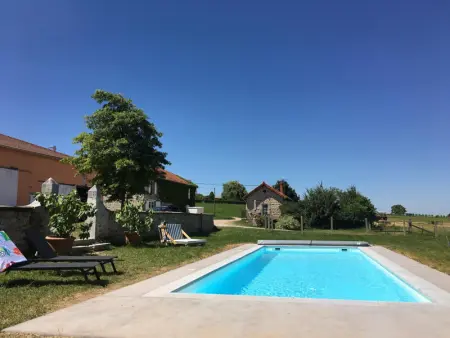 Gîte charmant avec piscine, jardin, et produits fermiers à Saint-André-d'Apchon - Photo 1