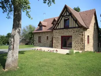 Gîte in Juvigny Val d'Andaine,Maison de charme avec grand jardin, 4 chambres, 3 salles de bain, garage, WiFi, cheminée et terrasse FR-1-497-115 N°833714