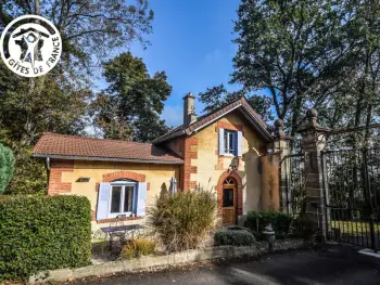 Gite à Montbrison,Gîte charmant avec étang privé, cheminée, draps inclus, jardin clos à Montbrison FR-1-496-158 N°833721