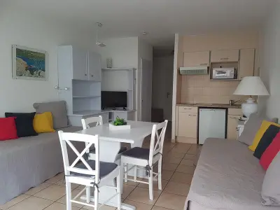 Appartement à Saint Raphaël, Studio climatisé 2/3 pers proche plage et commerces, balcon, Wi-Fi, parking dispo - L887037