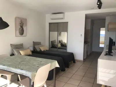 Appartement à Saint Raphaël, Studio climatisé pour 2, proche plage et commerces, animaux admis, WiFi, parking - L961088