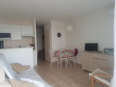 Appartement à Saint Raphaël, Studio climatisé pour 2/3 - Proche plage et commerces - WiFi inclus - L887045