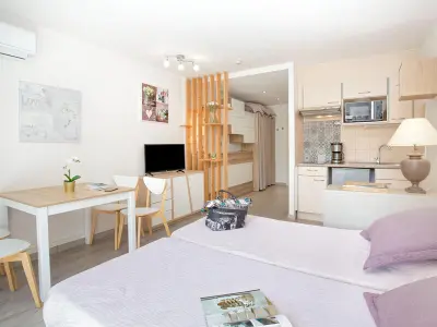 Appartement à Saint Raphaël, Studio Climatisé pour 3, Face Est, à 50m Plage et Proche Commerces - L887046