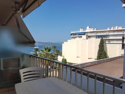 Appartement à Saint Raphaël, Studio proche plage et commerces avec clim, Wi-Fi et balcon - L961090