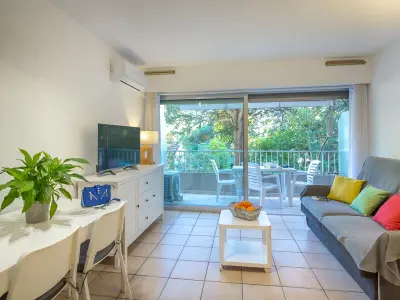 Appartement à Saint Raphaël, Studio Climatisé Proche Plage et Commerces avec Balcon, Parking, et WiFi à Saint-Raphaël - L887050