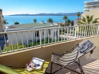 Appartement à Saint Raphaël, Studio climatisé 2 pers - Vue mer - Proche plage/commerces - Accès WiFi gratuit - Parking dispo - L961091