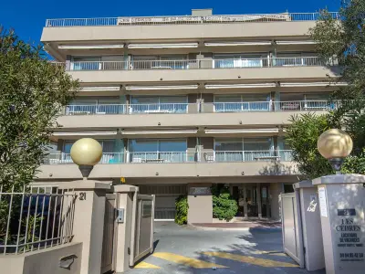 Appartement à Saint Raphaël, Studio climatisé pour 3 pers, à 50m de la plage, centre-ville Saint-Raphaël, WiFi, parking dispo - L887053