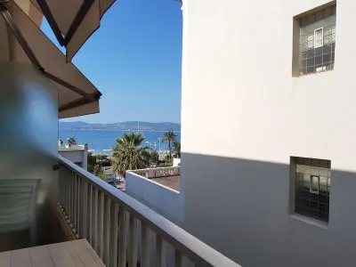 Appartement à Saint Raphaël, Studio climatisé proche plage et commerces, balcon, parking, linge et wifi disponibles - L887055