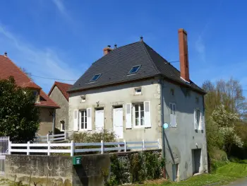 Gite à Bransat,Gîte de Charme Rénové avec SPA, Jardin et Activités Familiales à Bransat FR-1-489-295 N°833772