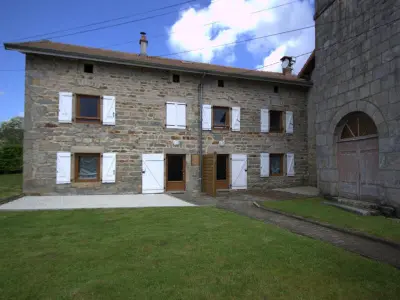 Gite à La Chambonie, Gîte rustique avec cheminée et jardin - idéal pour familles et activités hivernales - L833840