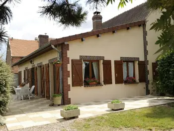 Casa rural en Racines,Gîte plain-pied paisible avec jardin privé, terrasse, BBQ, Wi-Fi, proche forêts et vignobles. FR-1-543-31 N°833954