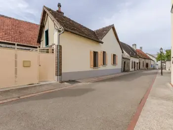 Agriturismo a Villenauxe la Grande,Maison cosy avec cour privée, proche de Provins, piscine commune, accueil motards et vélos FR-1-543-52 N°833970