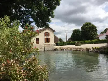 Casa rural en Lhuître,Ancien moulin rénové avec terrasse sur rivière, parking, jardin, proche de Troyes, animaux acceptés FR-1-543-126 N°834018