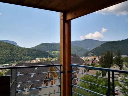 Appartement fonctionnel avec balcon, à 10 min du centre, parking gratuit, idéal pour 5 personnes - Photo 2