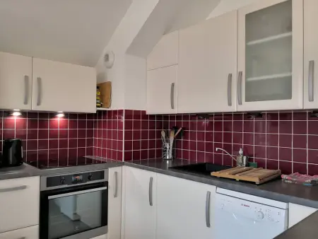 Appartement fonctionnel avec balcon, à 10 min du centre, parking gratuit, idéal pour 5 personnes - Photo 5