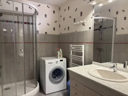 Appartement cosy, balcon sud, 2 chambres, parking gratuit à 10 min du centre et proche ski ! - Photo 4