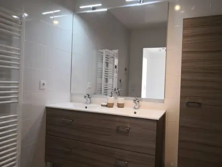 Appartement lumineux et spacieux avec terrasse et parking, à 15 min à pied du centre, parfait pour 6 pers ! - Photo 9