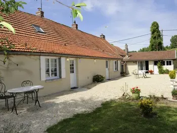 Agriturismo a Romilly sur Seine,Gîte de Charme avec Jardin Privatif et Étang, Proche Romilly-sur-Seine, Idéal Familles et Pêcheurs FR-1-543-184 N°834071