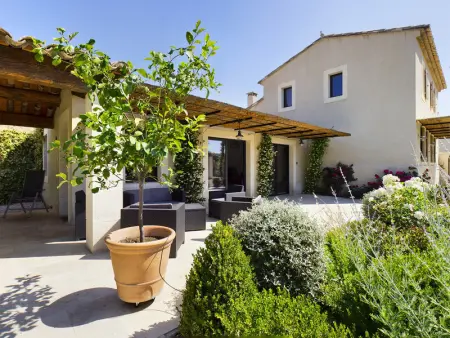 Villa rénovée à Eygalières avec piscine chauffée - Photo 9