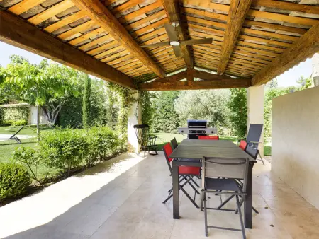 Villa rénovée à Eygalières avec piscine chauffée - Photo 10