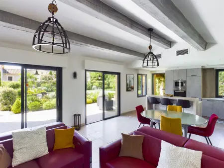 Villa rénovée à Eygalières avec piscine chauffée - Photo 14