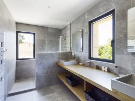 Villa rénovée à Eygalières avec piscine chauffée - Photo 18