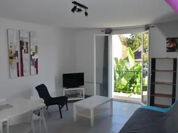 Apartamento en La Roche Posay,**Appartement T3 Centre-Ville La Roche-Posay avec Piscine, Terrasse et Wi-Fi** FR-1-541-74 N°887362