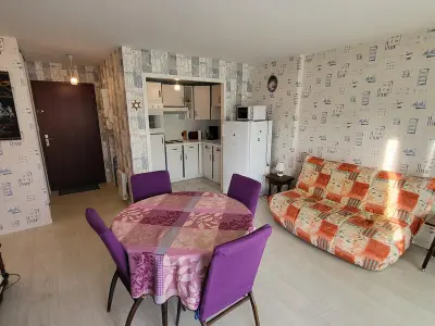 Appartement à Les Sables d'Olonne, Appartement T2 : grande terrasse équipée, parking, à 200m de la mer et 400m de la plage - L887595